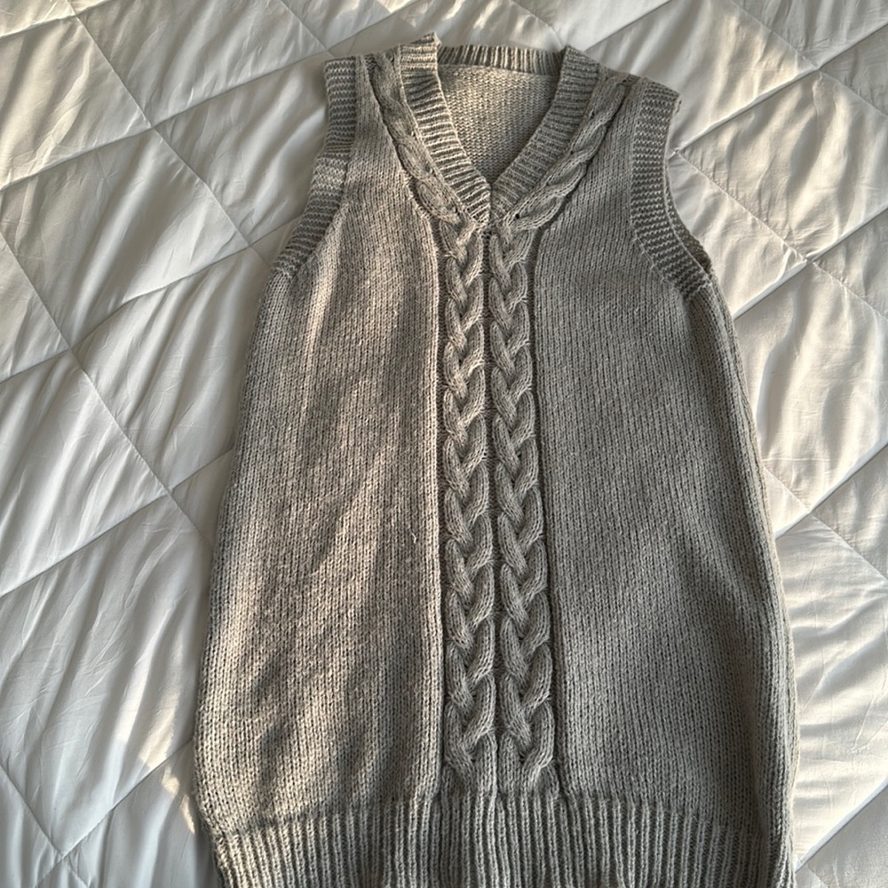 Grey v neck vest in knit dress